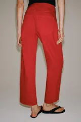 Jeans de tiro medio y corte relaxed en color rojo, con diseño de cinco bolsillos y costuras verticales en el frente.