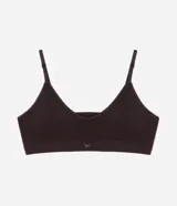 Soutien top marrón de poliamida texturizada sin costuras, con diseño seamless, copas desmontables, breteles finos ajustables y pequeña etiqueta con el logo de la marca en la banda inferior.