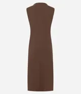 Vestido midi de algodón color marrón, con escote bote, sin mangas y con ligero drapeado lateral.