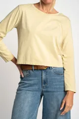 Remera color amarillo pastel de algodón peinado, corte recto y mangas largas.