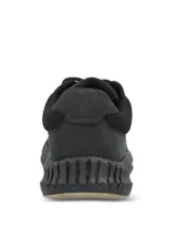 Championes deportivos Spinal Knit Lace de color negro, con diseño tejido, cordones negros con detalles en rojo, y suela texturizada con base de goma en la puntera.