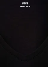 Camiseta básica de manga corta y cuello en V, de diseño recto y color negro.