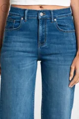 Pantalón de jean de tiro medio, color celeste, corte flared y wide leg.