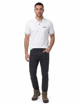 Jeans de corte slim fit en color negro, confeccionados en tejido denim elástico. Presentan diseño clásico de cinco bolsillos, cierre de cremallera con botón personalizado, remaches metálicos con logo y parche de cuero con marca en la parte trasera.