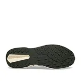 Championes Saucony Jazz NXT de tela gris con detalles en blanco y suela de goma color crema. Presentan el logo característico de la marca en el lateral y etiqueta de Universal Works en la lengüeta.