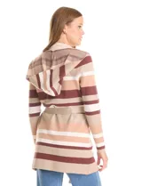 Cardigan de punto con capucha, diseño a rayas horizontales en tonos beige, crema y bordó. Presenta cierre frontal con lazo ajustable en la cintura, bolsillos aplicados y mangas largas.