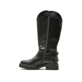 Bota de caña alta estilo western, confeccionada en cuero negro con textura granulada. Presenta una suela de plataforma plana con taco cuadrado y una correa decorativa en el tobillo con detalles metálicos plateados.