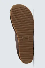 Zapatilla deportiva estilo barefoot, color marrón, con diseño de puntera ancha y redondeada. Confeccionada en una combinación de materiales textiles y detalles en serraje. Cuenta con suela fina de goma flexible y cordones en color crema.