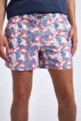 Short de baño con estampado de ondas en tonos azules, cintura elástica con cordón ajustable, bolsillos laterales y bolsillo trasero. Incluye suspensor interno y logo bordado.