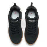 Championes urbanos New Balance modelo 808, color negro con detalles en blanco y suela marrón.