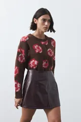 Minifalda de cuero sintético con corte en A y diseño minimalista.