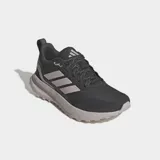 Championes de running Adidas modelo Runfalcon 5 TR, diseñados para terrenos irregulares. Presentan una parte superior de malla repelente al agua en color negro con las icónicas tres tiras laterales en tono gris claro. Incorporan tecnología de amortiguación Cloudfoam en la entresuela y suela Adiwear con tacos para mayor tracción.