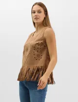 Blusa sin mangas de textura gamuzada color marrón, con escote redondo y corte recto. El frente presenta un diseño de calados circulares y geométricos, finalizando en un ruedo con flecos largos.