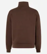 Buzo de modal color marrón, de manga larga, con cuello alto estructurado y cierre frontal parcial con cremallera. Presenta diseño confortable con costuras pespunteadas en el frente y puños y ruedo ajustados.