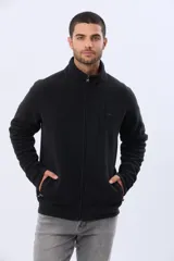 Campera polar de abrigo azul marino, con cuello alto, cierre frontal y bolsillos laterales y en el pecho con cierre.