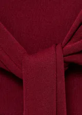 Top bandeau de punto fino color borgoña con detalle de nudo en la cintura.