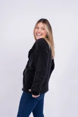 Cardigan negro de tejido peludo con cuello solapa y cierre frontal con botones.