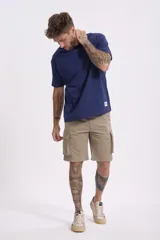 Remera negra de manga corta y cuello redondo, de corte holgado.