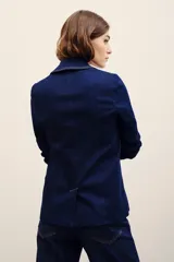 Blazer de denim azul oscuro con solapas de muesca, cierre frontal de un botón y bolsillos con solapa.