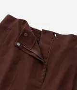 Short de vestir color marrón, con cintura elástica en la parte trasera, bolsillos laterales y cierre frontal oculto.