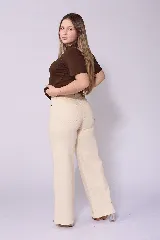 Jean de corte wide leg en color beige, con tiro alto y cierre frontal con botón y cremallera. Presenta un diseño de cinco bolsillos y costuras reforzadas.