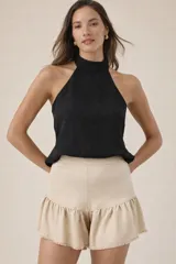 Musculosa color ladrillo de tejido de punto, con cuello halter y espalda descubierta.