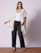 Kimono negro de gasa con apliques de brillos en el cuello y el frente.