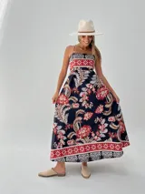 Vestido largo de algodón italiano con estampado floral en tonos azul, amarillo y blanco. Tiene escote cuadrado, corte imperio y elástico en la espalda.