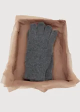 Guantes de punto de cachemira en color gris, con diseño clásico y puño elástico acanalado.