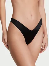 Panty tipo tanga de tiro alto en color negro, con diseño cavado de silueta en V.