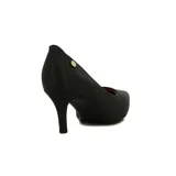 Zapato de taco alto Vizzano de color negro con diseño clásico y punta fina. Cuenta con un pequeño detalle metálico dorado en la parte lateral del talón y un interior contrastante en tono tostado.