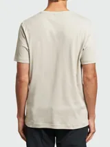 Camiseta negra de manga corta y cuello redondo, con un gráfico abstracto en blanco y negro con textura desgastada en el centro del pecho, y el logo 'BOSS' en la parte inferior izquierda del gráfico.