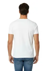 Remera de algodón de corte slim fit, con cuello en V y mangas cortas.
