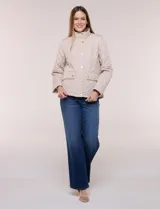 Campera capitoneada verde militar de la línea Weatherproof, con diseño a rombos, cuello alto mao, cierre frontal con cremallera y botones a presión dorados, bolsillos frontales con solapa y trabas de ajuste en la cintura.