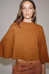 Camiseta de corte holgado confeccionada en una mezcla de algodón y lino, con cuello redondo y mangas tipo capa acampanadas.