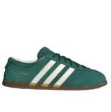Championes Adidas Gazelle Lo Pro de perfil bajo, confeccionados en gamuza color verde con las icónicas tres bandas laterales en blanco. Presentan suela de goma color caramelo y detalle de marca en dorado en el lateral.