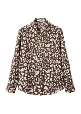 Camisa de poliéster con estampado animal print en tonos marrón y beige, cuello clásico y cierre frontal con botones.
