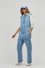 Mono largo de denim celeste con estampado de rosas, corte holgado, sin mangas y cuello camisero.