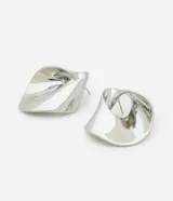 Aros de diseño escultural con estructura calada y acabado metálico brillante. Presentan una forma orgánica y moderna con cierre de perno.