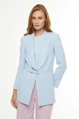 Blazer celeste con cuello solapa, corte entallado y cierre con botón forrado.