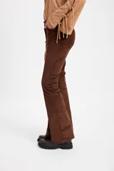 Pantalon de pana color marrón, de corte ajustado con costuras verticales frontales y tajos en el ruedo.