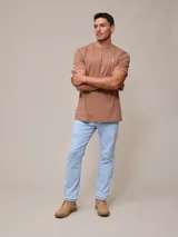 Remera blanca de algodón con cuello redondo y manga corta.