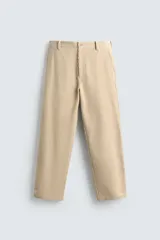 Pantalón de corte regular fit confeccionado en pana de algodón color beige, con bolsillos frontales, bolsillos traseros de plastrón y cierre frontal con cremallera y botón.