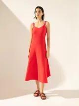 Vestido midi rojo con tirantes finos color fucsia.