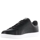 Championes Puma modelo Up, de estilo urbano y diseño clásico. Presentan una capellada de cuero sintético en color negro con la icónica franja lateral de la marca en color blanco y suela de goma blanca.