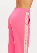 Pantalón acampanado color rosa con cintura elástica y cinta bordada en las costuras laterales.