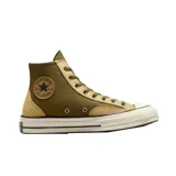 Championes Converse Chuck 70 Hi, color verde oliva y beige, de caña alta, confeccionados en lona de algodón, con parche del logo en el lateral y suela de goma duradera.