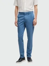 Pantalón de vestir celeste de algodón elastizado, marca BOSS, modelo Kane, con corte slim fit, bolsillos laterales y traseros.