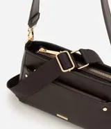 Cartera bandolera de estructura firme en color negro, confeccionada en poliuretano. Cuenta con cierre principal superior, bolsillo frontal con cierre, herrajes metálicos dorados y correa larga ajustable y desmontable.