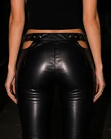 Pantalón de tiro medio efecto cuero negro, corte oxford, con cinto incorporado de doble hebilla.